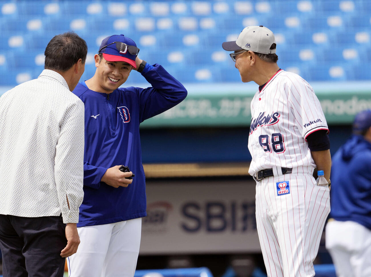 ヤクルト対中日　ヤクルト池山監督（右）にあいさつする中日松山（撮影・小島史椰）
