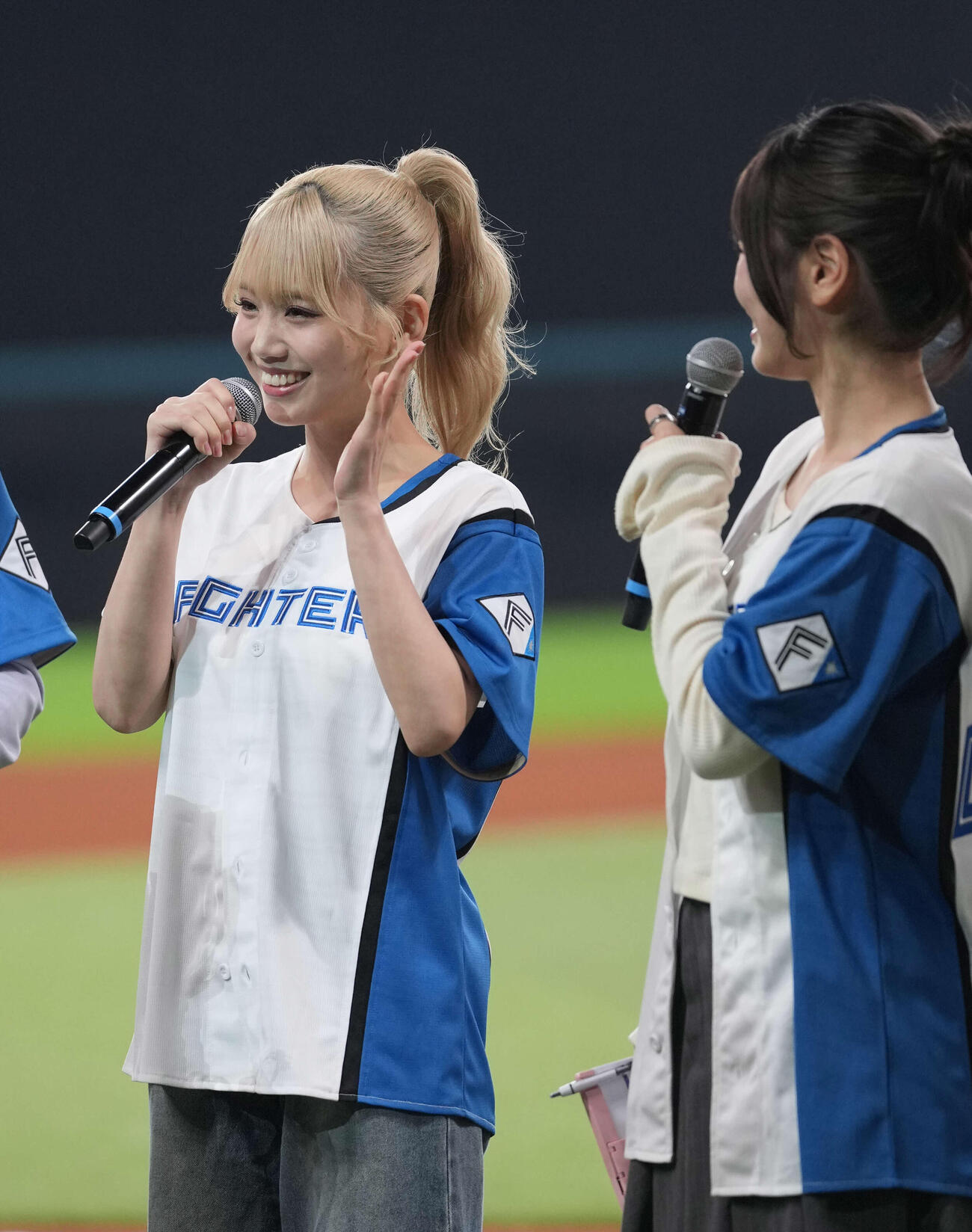 日本ハム対オリックス　ファーストピッチセレモニーに登場したSoara（撮影・井上学）