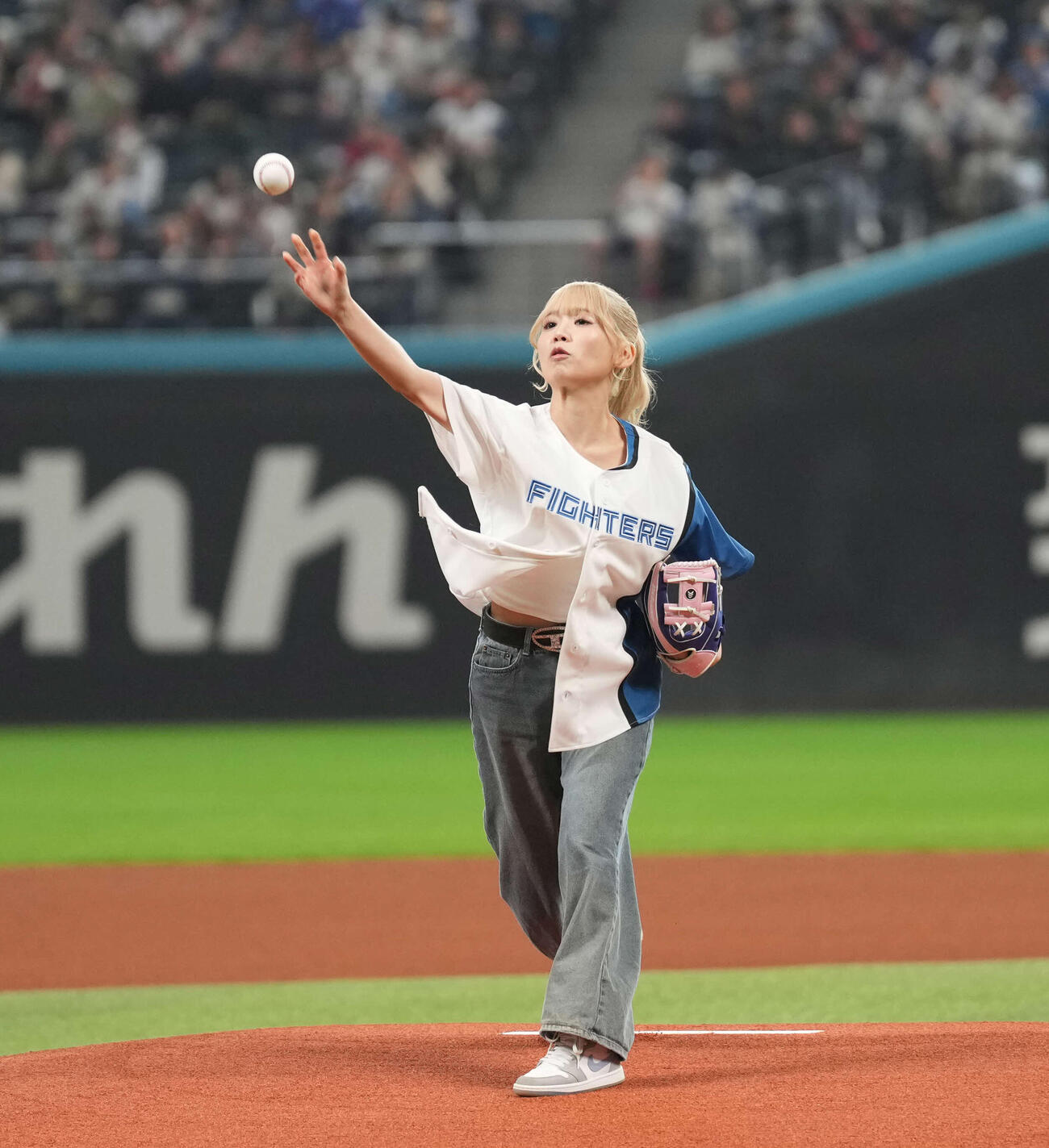 日本ハム対オリックス　ファーストピッチセレモニーに登場したSoara（撮影・井上学）