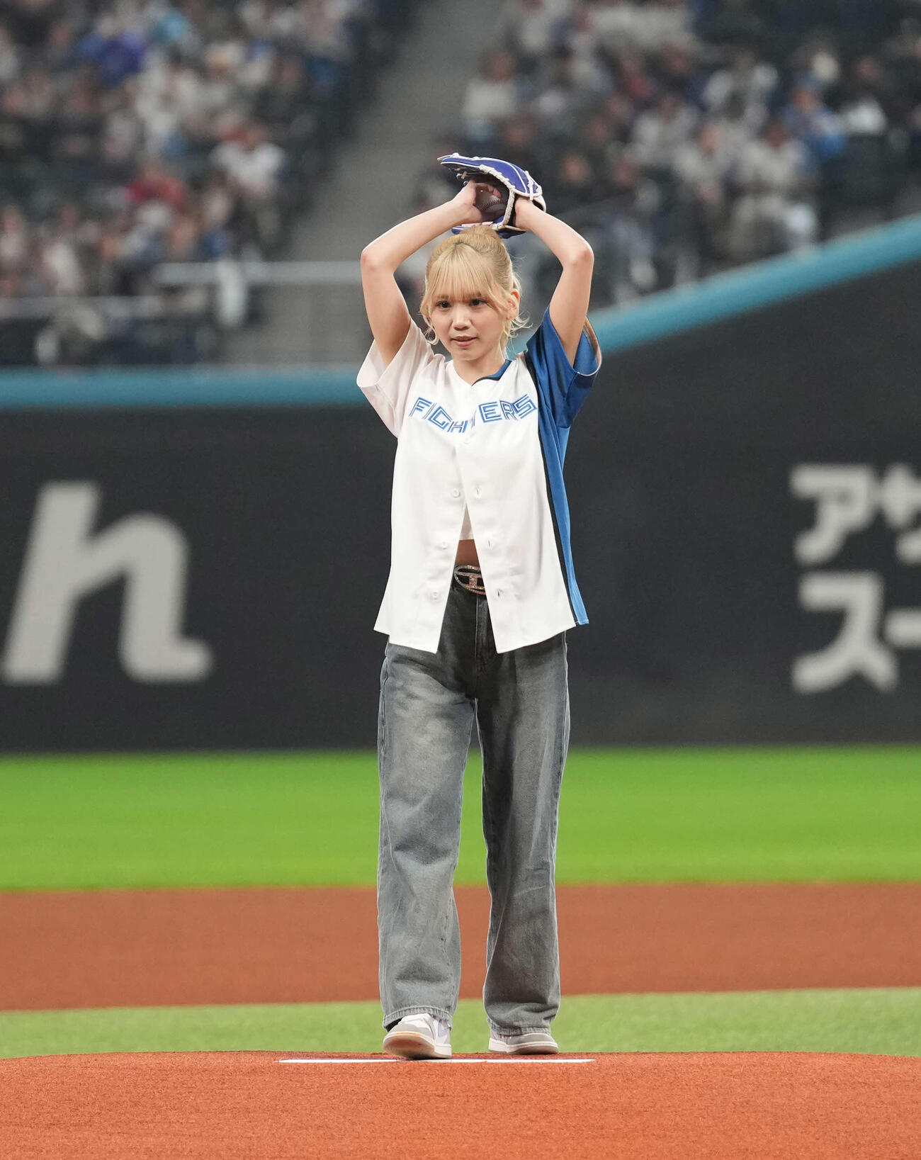 日本ハム対オリックス　ファーストピッチセレモニーに登場したSoara（撮影・井上学）