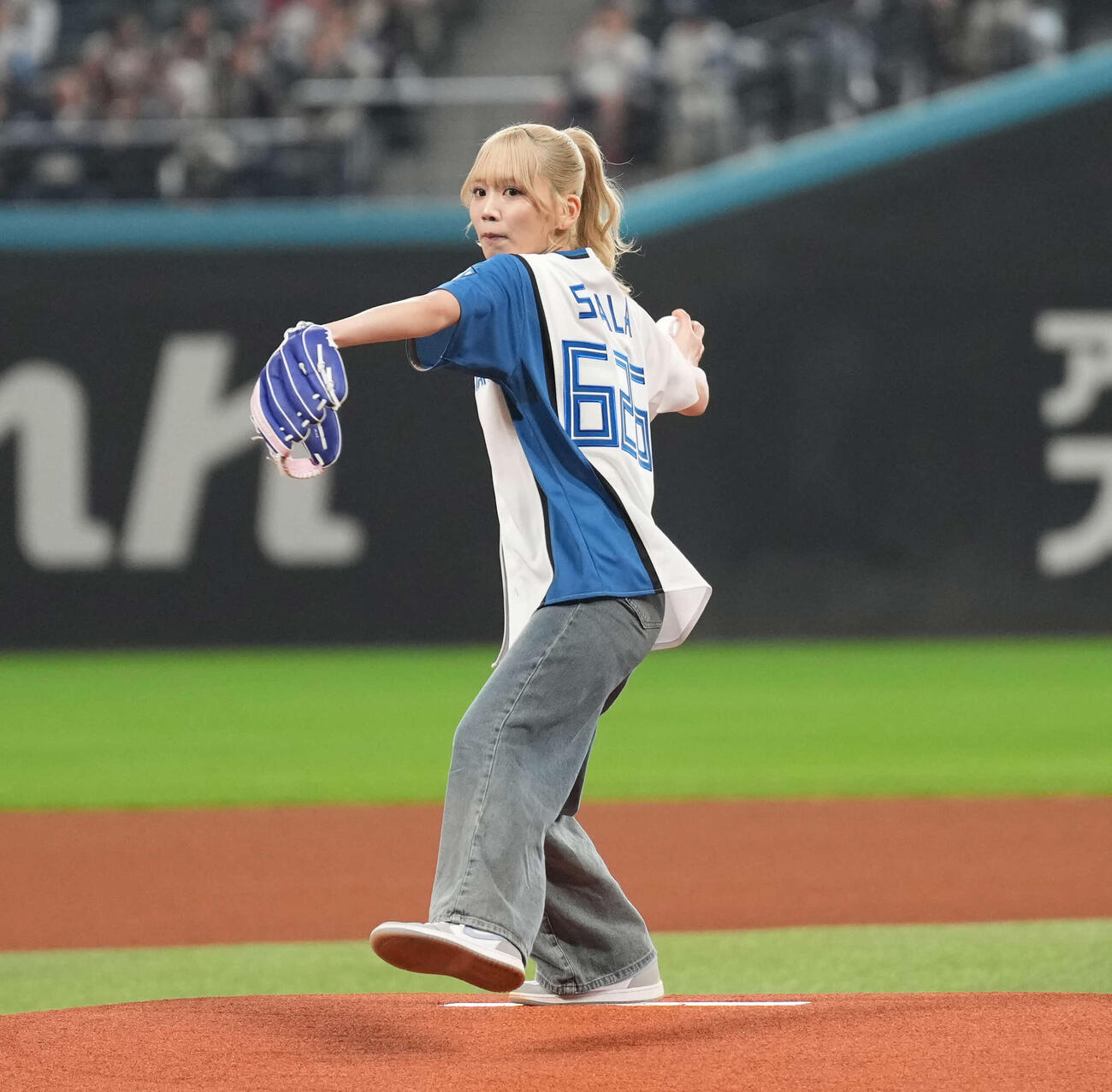日本ハム対オリックス　ファーストピッチセレモニーに登場したSoara（撮影・井上学）