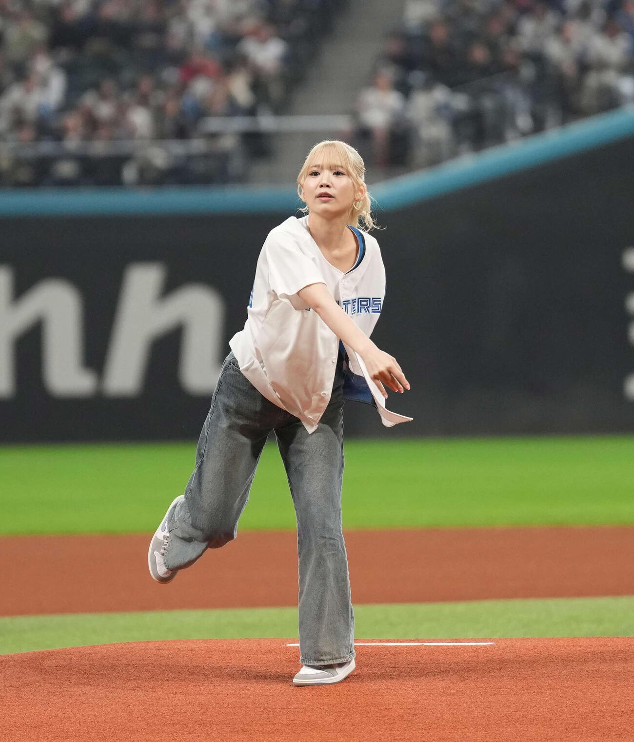 日本ハム対オリックス　ファーストピッチセレモニーに登場したSoara（撮影・井上学）