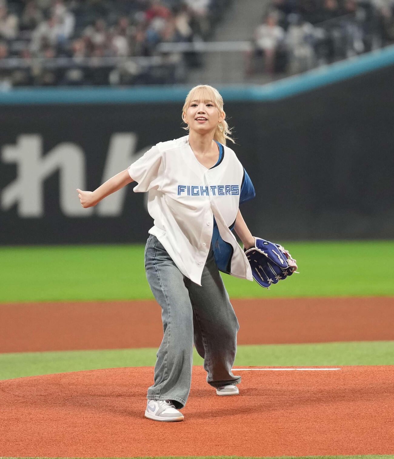 日本ハム対オリックス　ファーストピッチセレモニーに登場したSoara（撮影・井上学）