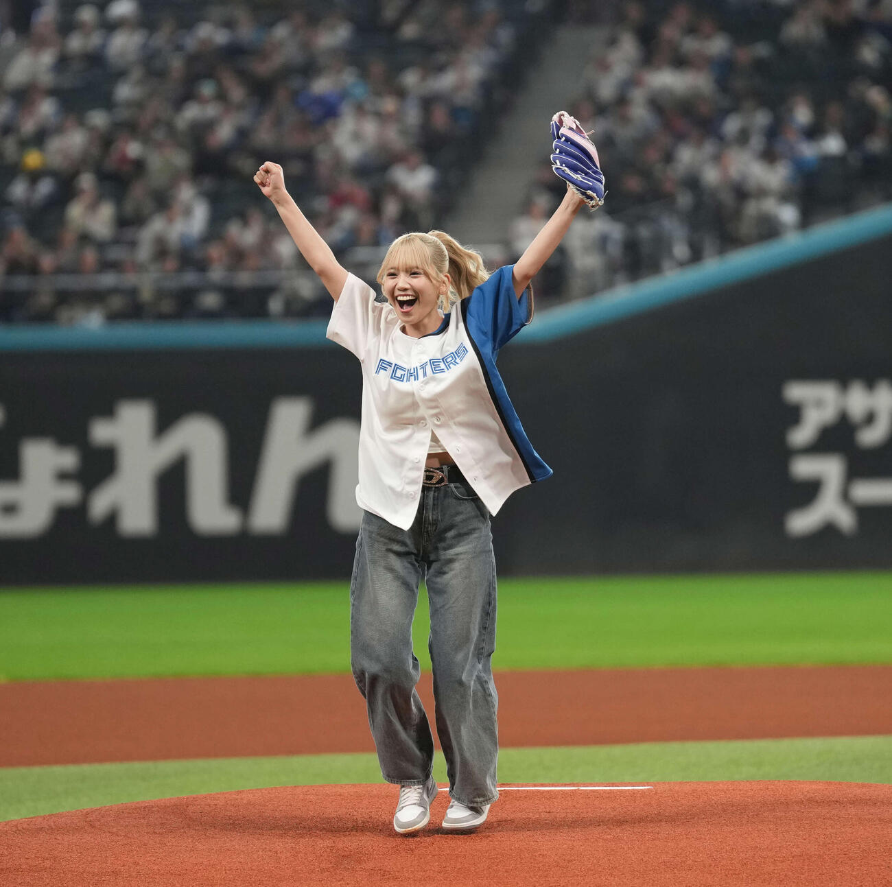日本ハム対オリックス　ファーストピッチセレモニーに登場したSoara（撮影・井上学）