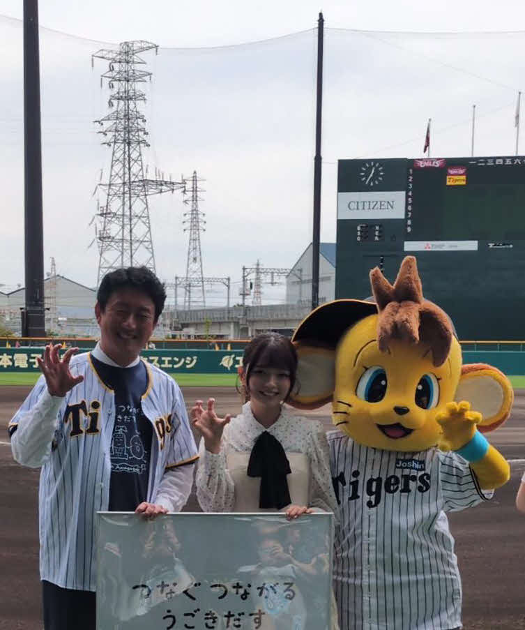 始球式前に尼崎市の松本眞市長（左）とグラウンドミニトークを行った尼崎110周年PR大使のタレント福留光帆（中央）（撮影・堀まどか）