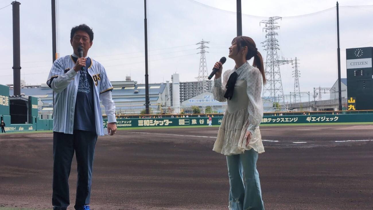 始球式前に尼崎市の松本眞市長（左）とグラウンドミニトークを行った尼崎110周年PR大使のタレント福留光帆（撮影・堀まどか）