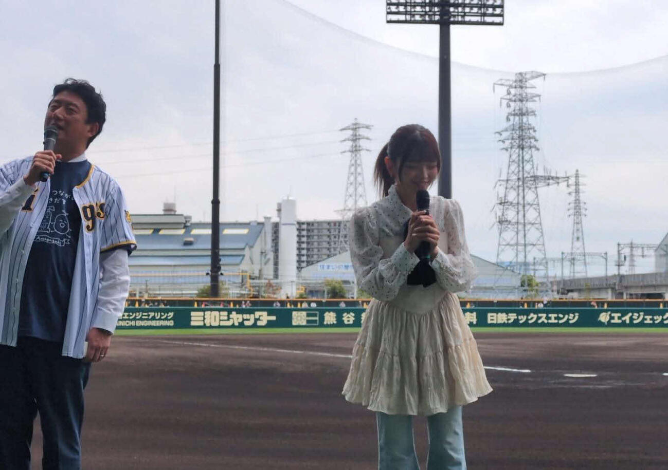 始球式前に尼崎市の松本眞市長（左）とグラウンドミニトークを行った尼崎110周年PR大使のタレント福留光帆（撮影・堀まどか）