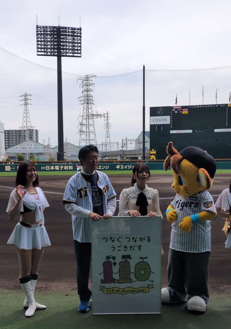始球式前に尼崎市の松本眞市長（左から2人目）とグラウンドミニトークを行った尼崎110周年PR大使のタレント福留光帆（左から3人目）（撮影・堀まどか）