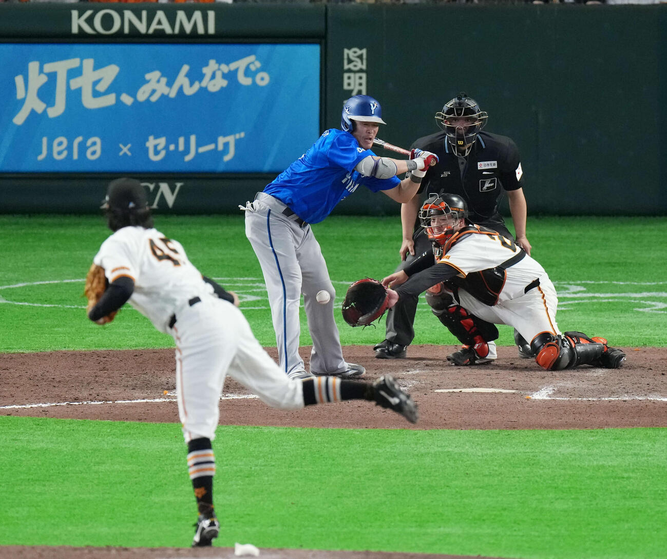 巨人対DeNA 7回表DeNA1死一塁、左ヒザに死球を受ける筒香。投手田中（撮影・増田悦実）