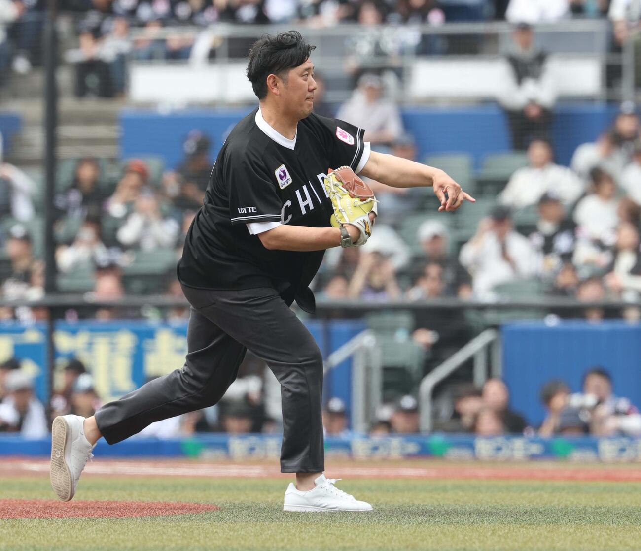 ロッテ対ソフトバンク　ファーストピッチセレモニーに登場の成瀬さん（撮影・黒川智章）