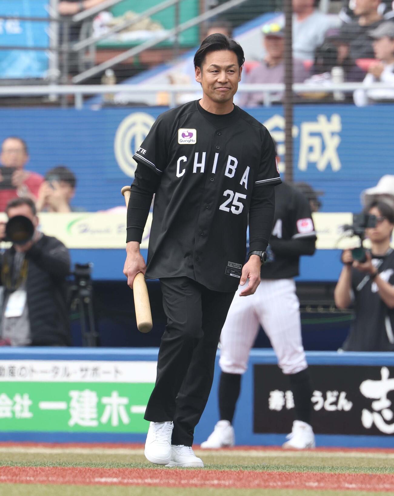 ロッテ対ソフトバンク　ファーストピッチセレモニーに登場の竹原直隆さん（撮影・黒川智章）