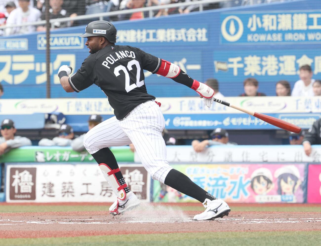 ロッテ対ソフトバンク　1回裏ロッテ2死二塁、内野安打を放つポランコ（撮影・黒川智章）