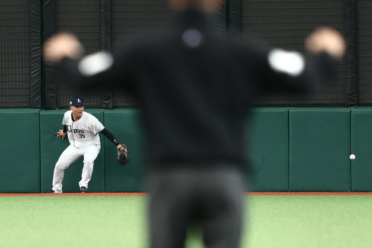 西武対楽天　1回表楽天1死一、二塁、ボイトの打球を落球する秋山（撮影・河田真司）
