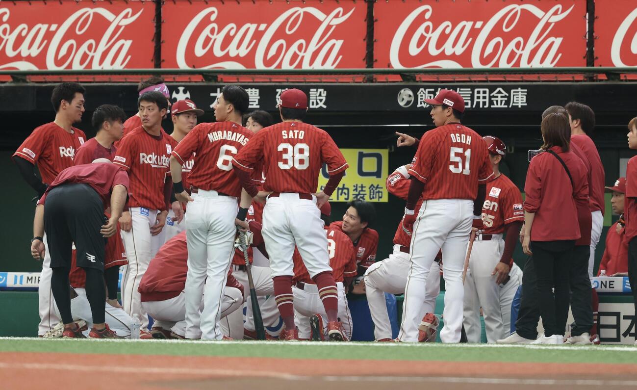 西武対楽天　試合前円陣を組む楽天ナイン（撮影・河田真司）