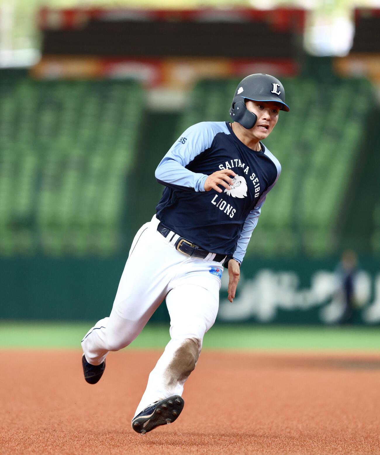 西武対楽天　試合前、練習に臨む西武秋山（撮影・河田真司）