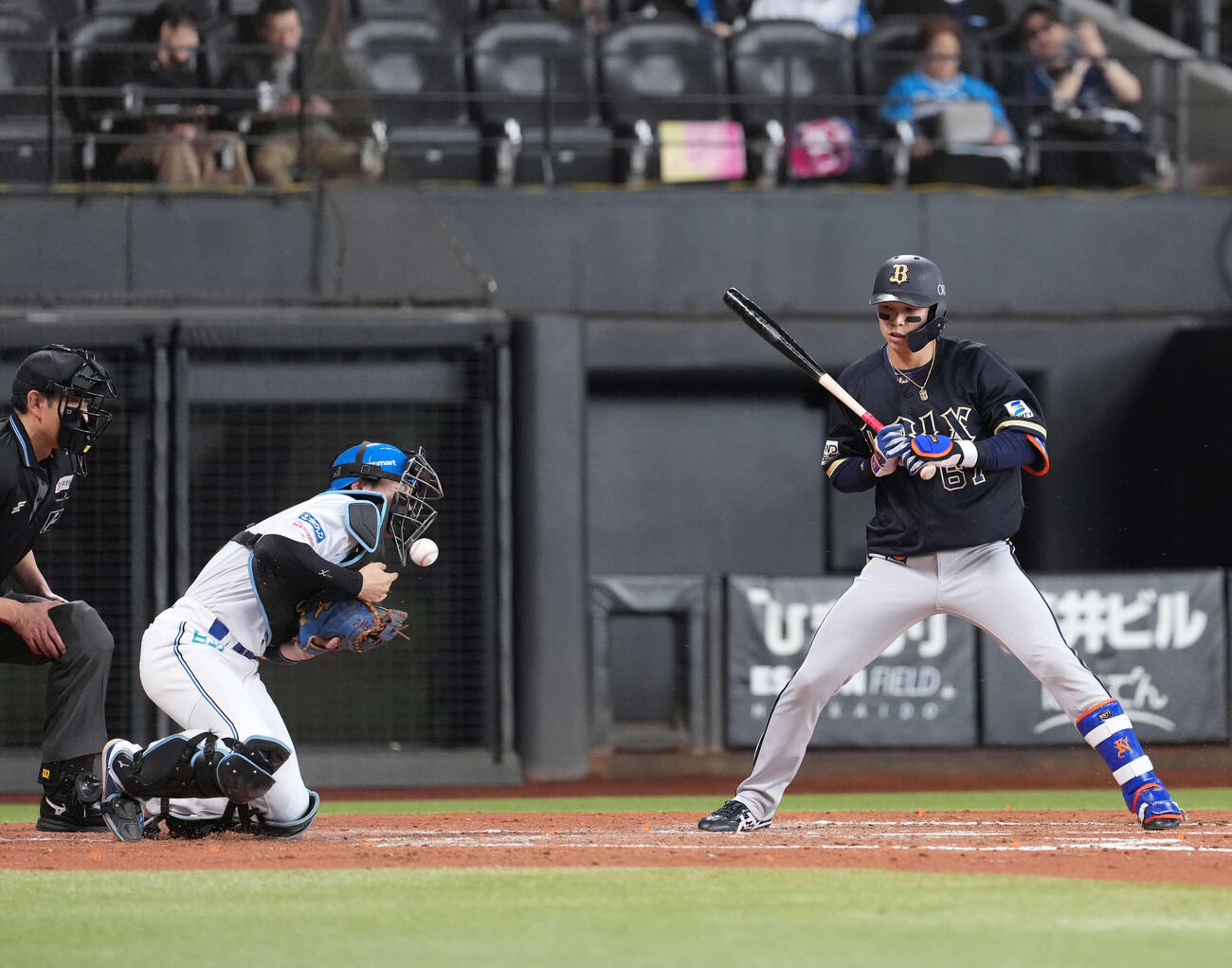 日本ハム対オリックス　4回表オリックス無死一塁、有原航平の暴投を捕球できない田宮（撮影・井上学）