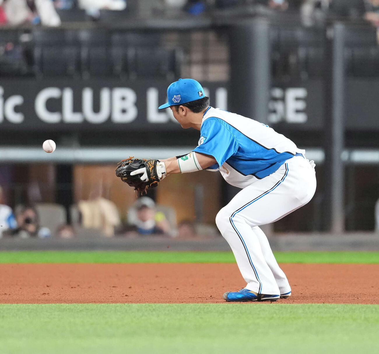 日本ハム対オリックス　4回表オリックス無死二塁、ファンブルする郡司（撮影・井上学）