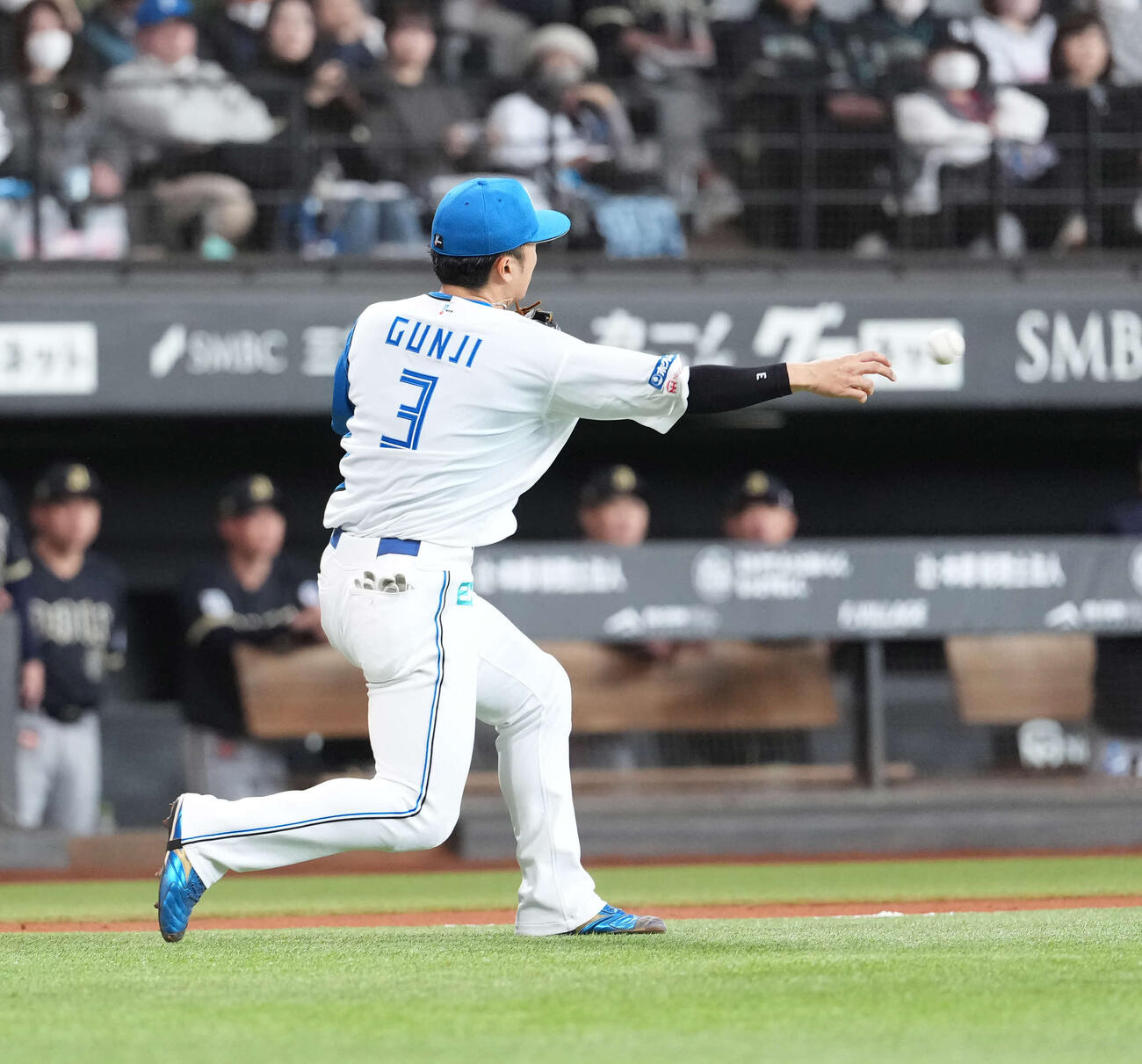 日本ハム対オリックス　4回表オリックス無死一、二塁、捕球後、三塁に送球する郡司（撮影・井上学）