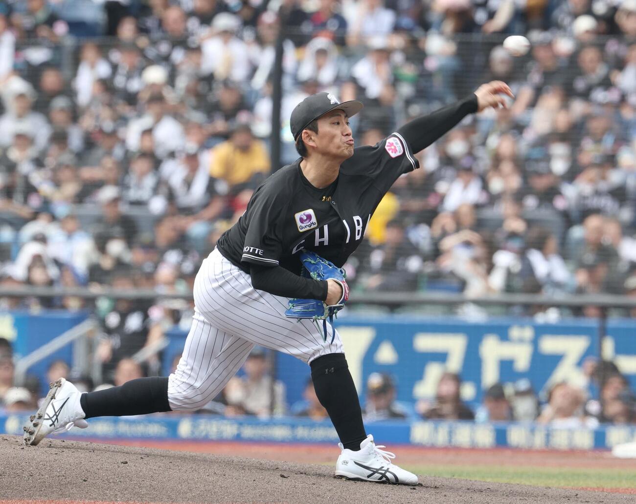 ロッテ対ソフトバンク　ロッテ先発の小島（撮影・黒川智章）