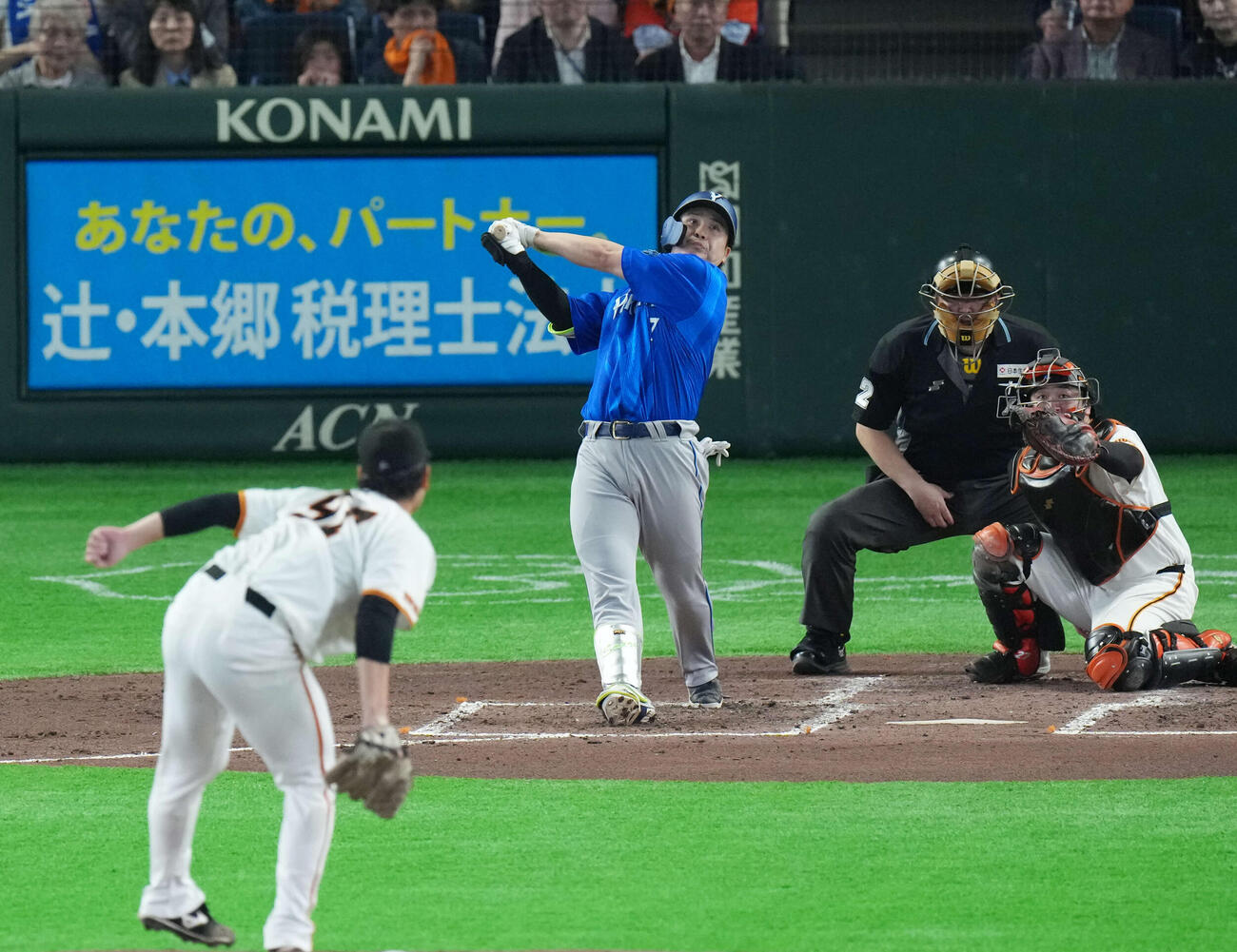 巨人対DeNA 4回表DeNA2死、先制ソロ本塁打を放つ佐野。投手は井上（撮影・増田悦実）