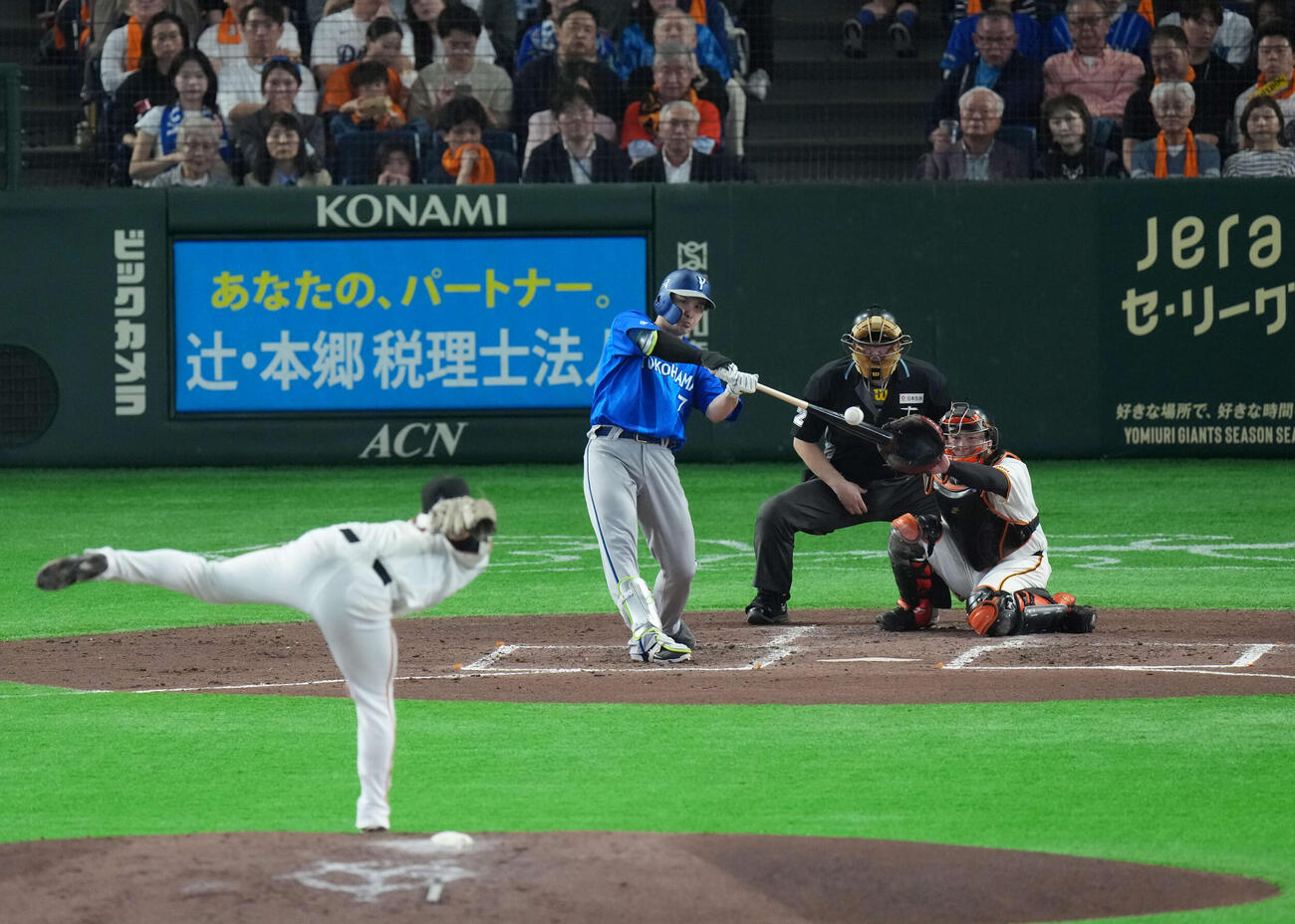 巨人対DeNA 4回表DeNA2死、先制ソロ本塁打を放つ佐野。投手は井上（撮影・増田悦実）