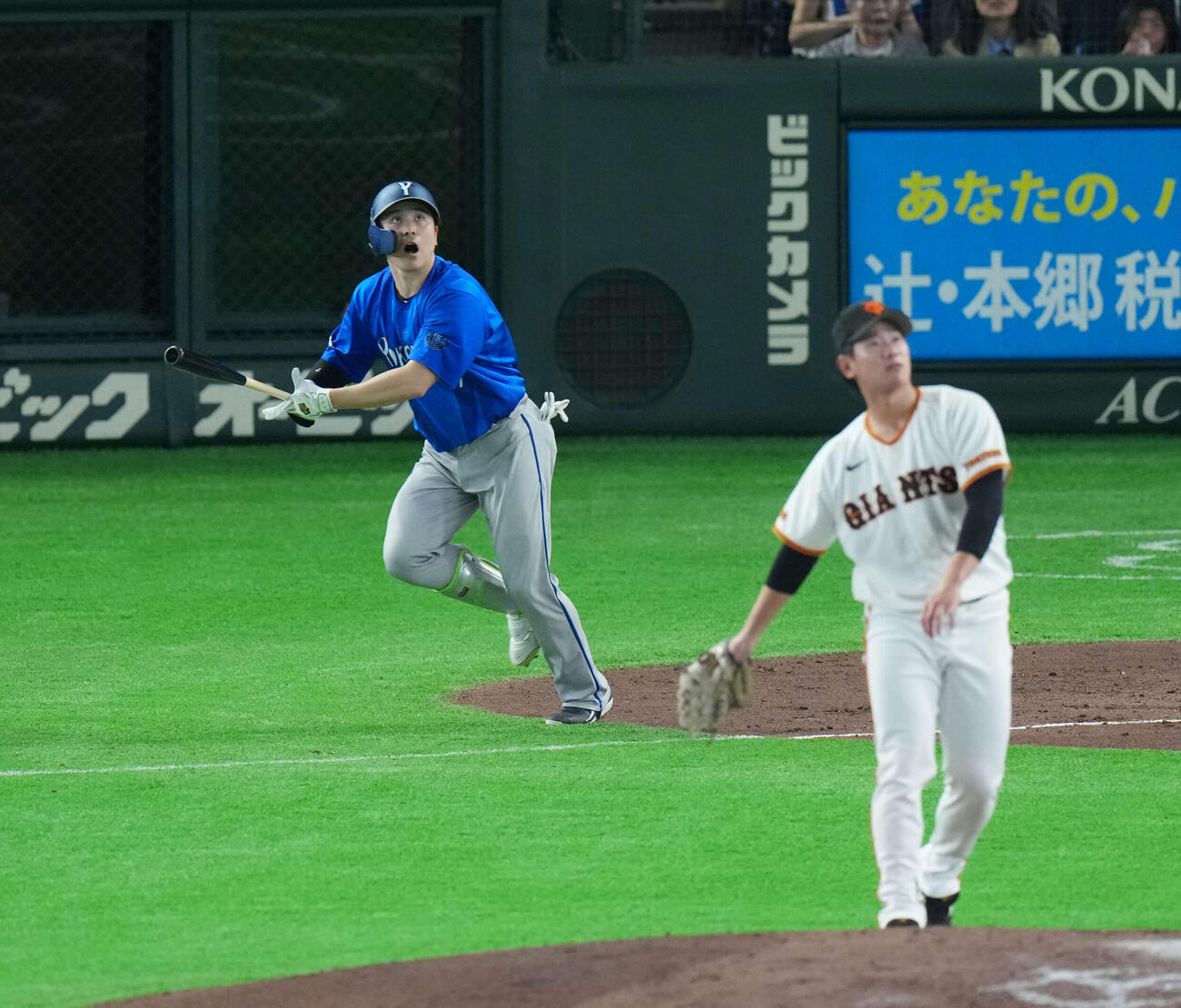 巨人対DeNA 4回表DeNA2死、先制ソロ本塁打を放つ佐野。投手は井上（撮影・増田悦実）