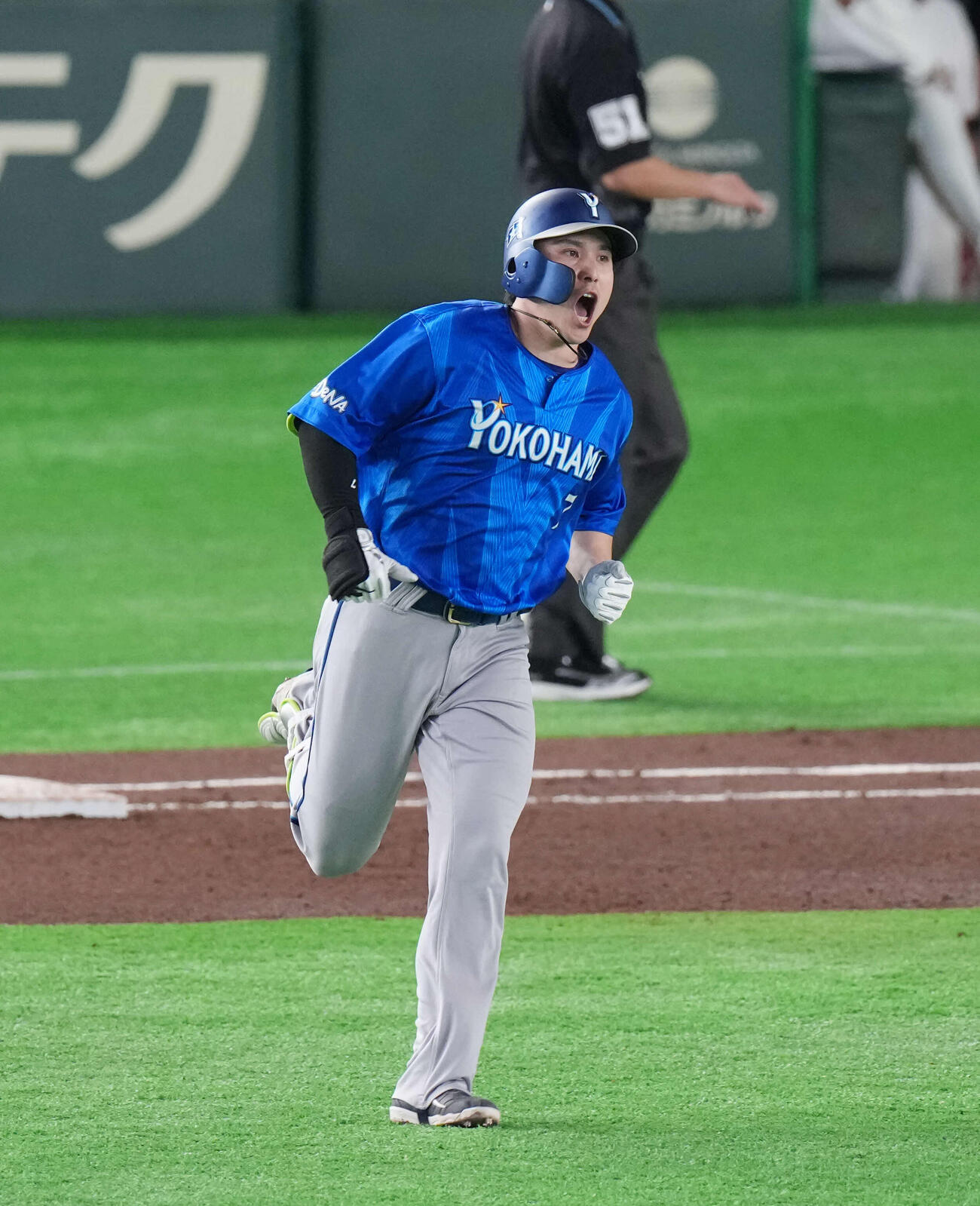 巨人対DeNA 4回表DeNA2死、先制ソロ本塁打を放つ佐野。投手は井上（撮影・増田悦実）