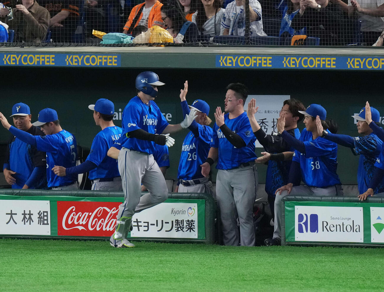 巨人対DeNA 4回表DeNA2死、先制ソロ本塁打を放ちナインとタッチを交わす佐野（手前）（撮影・増田悦実）