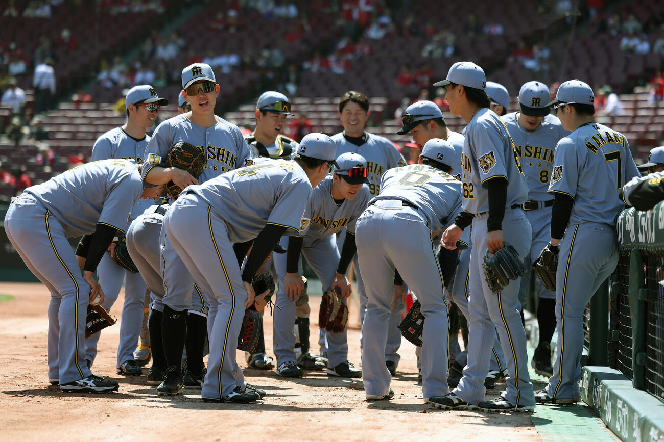 広島対阪神　試合前、円陣を組む阪神の選手たち（撮影・前田充）