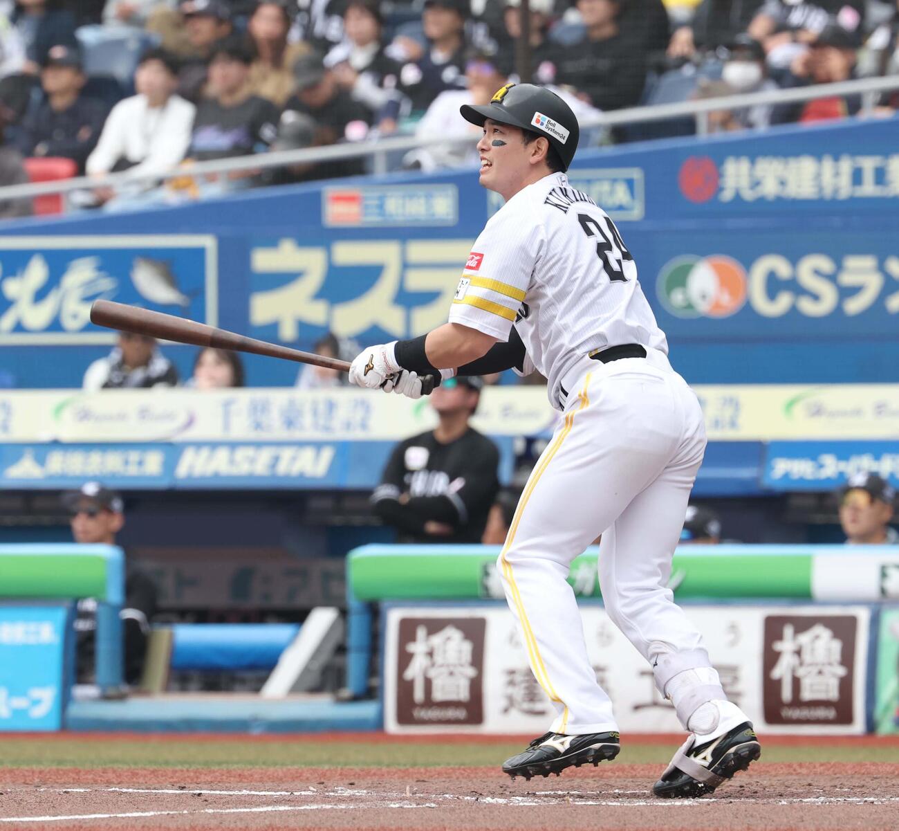 ロッテ対ソフトバンク　5回表ソフトバンク無死一、三塁、犠飛を放つ栗原（撮影・黒川智章）
