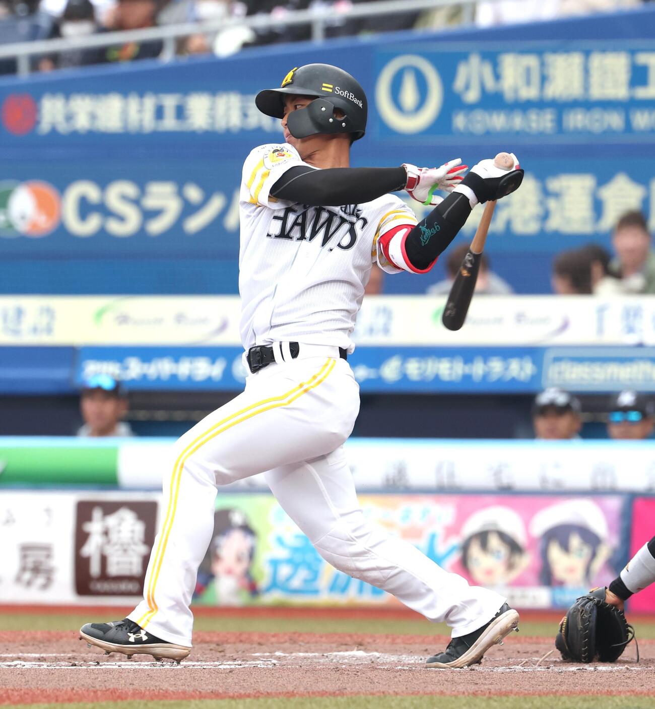ロッテ対ソフトバンク　7回表ソフトバンク2死一塁、安打を放つ今宮（撮影・黒川智章）