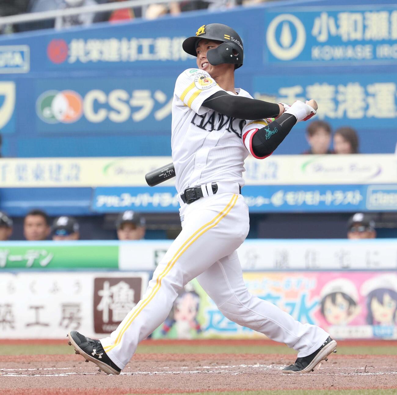 ロッテ対ソフトバンク　4回表ソフトバンク1死二塁、適時二塁打を放つ今宮（撮影・黒川智章）