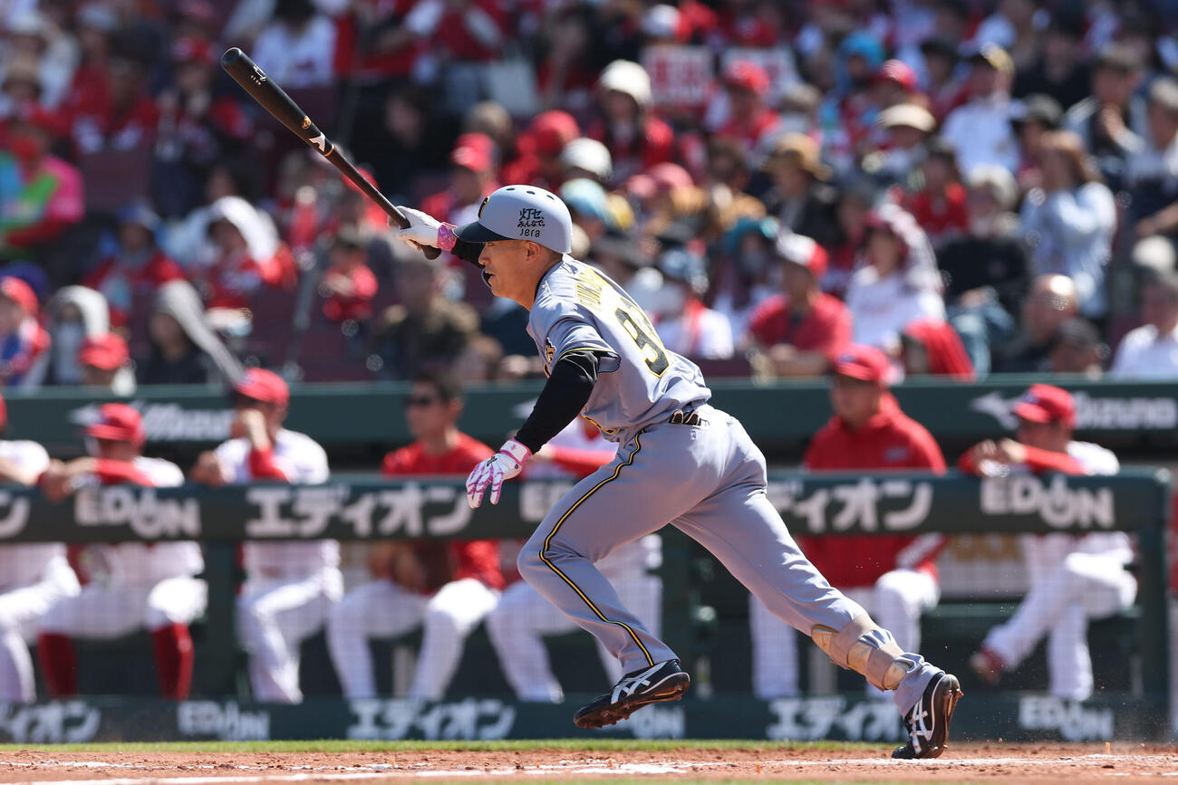 広島対阪神　3回表阪神1死、右前打を放つ福島（撮影・前田充）