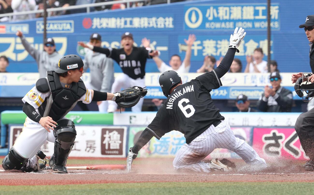 ロッテ対ソフトバンク　1回裏ロッテ2死二塁、ポランコの内野安打の間に生還する二塁走者西川（撮影・黒川智章）