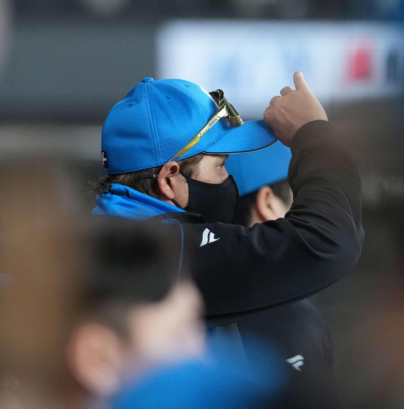 日本ハム対オリックス　2回、戦況を見つめる日本ハム新庄監督（撮影・井上学）
