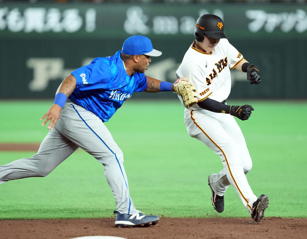 巨人対DeNA 6回裏巨人1死一、三塁、ダルベックの一直で飛び出した泉口をタッチアウトで併殺とするビシエド（撮影・たえ見朱実）