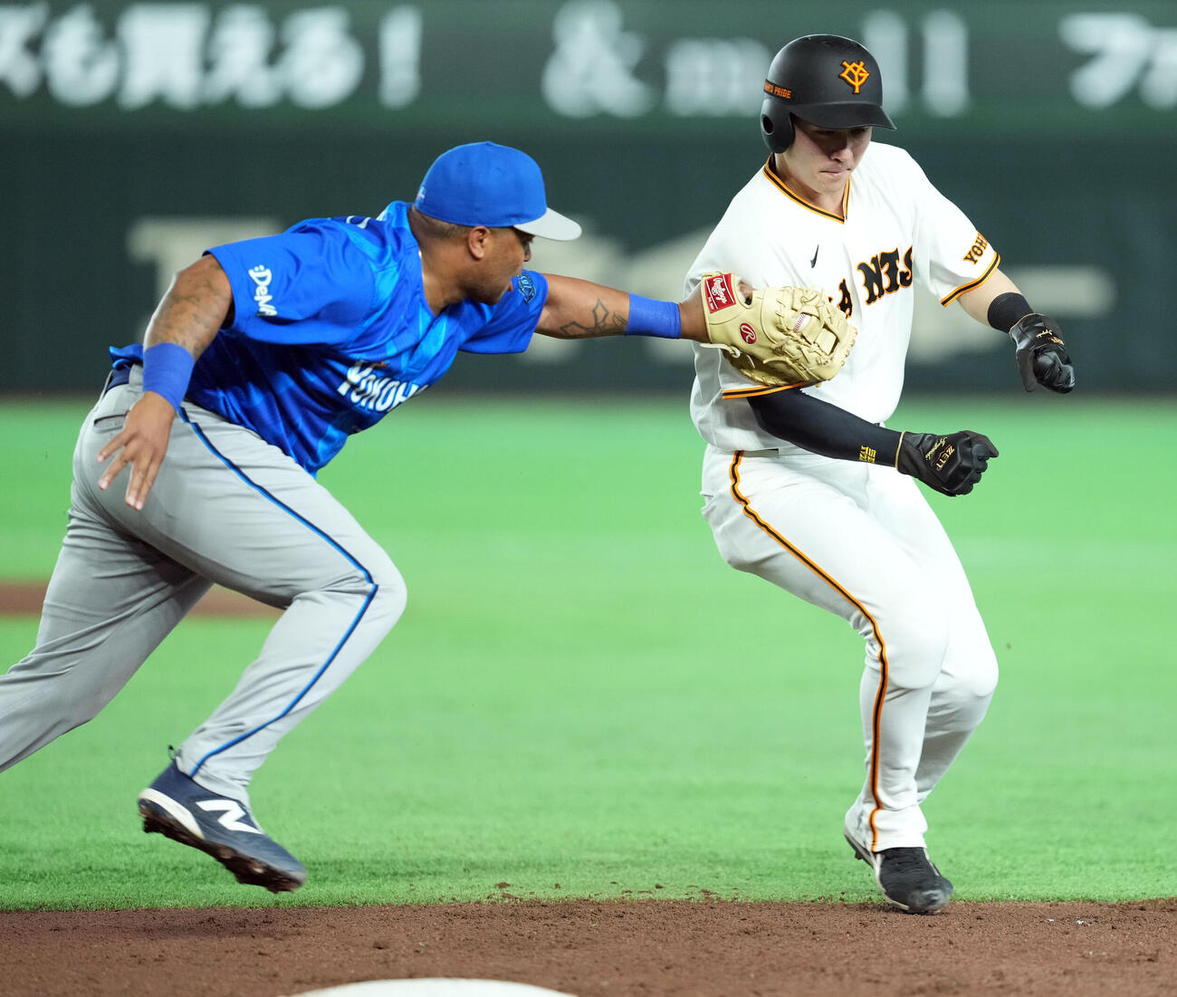 巨人対DeNA 6回裏巨人1死一、三塁、ダルベックの一直で飛び出した泉口をタッチアウトで併殺とするビシエド（撮影・たえ見朱実）