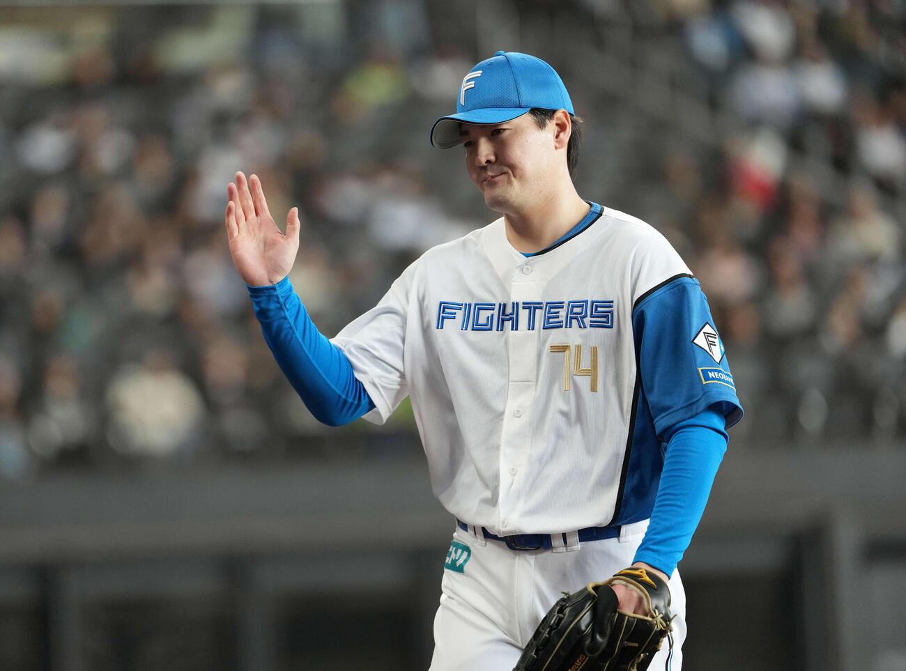 日本ハム対オリックス　1回を終え引き揚げる日本ハム先発の有原（撮影・井上学）