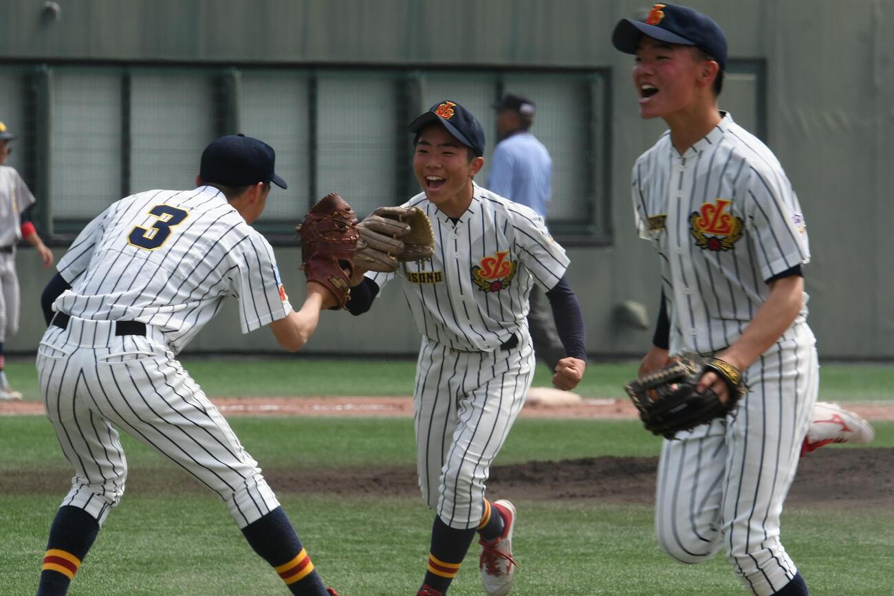 無失点を続け、仲間とグラブタッチする静岡裾野・兼子（中央）