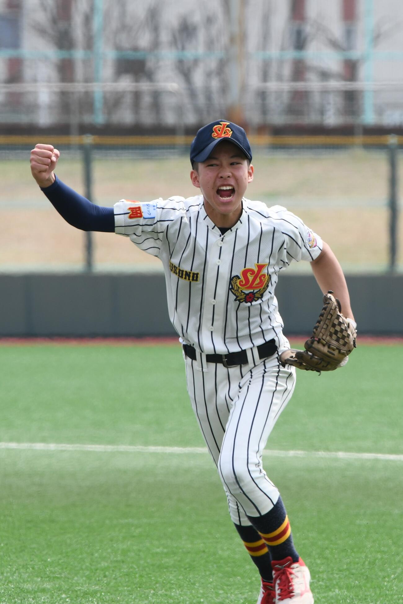 準々決勝8回裏2死満塁、難しい二ゴロをアウトにして喜ぶ静岡裾野・白井