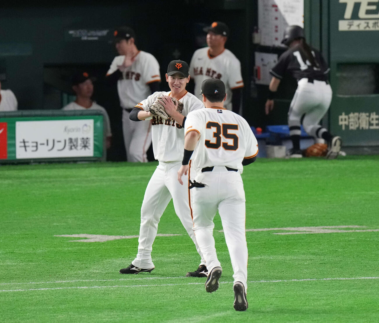 巨人対DeNA 3回を無失点に抑え笑顔でナインを出迎える巨人井上（撮影・増田悦実）
