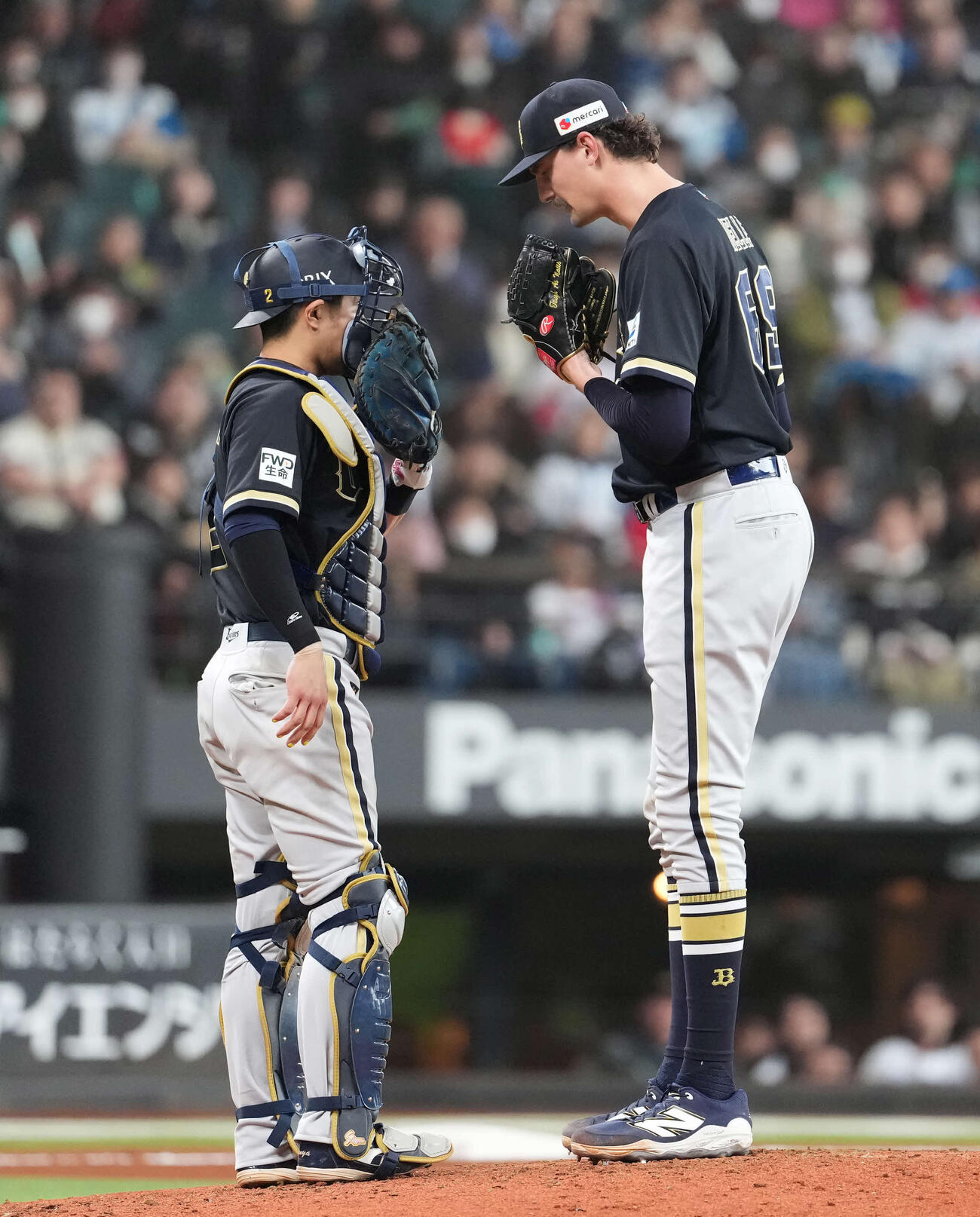 日本ハム対オリックス　6回、180センチの若月健矢と213センチのショーン・ジェリー（撮影・井上学）