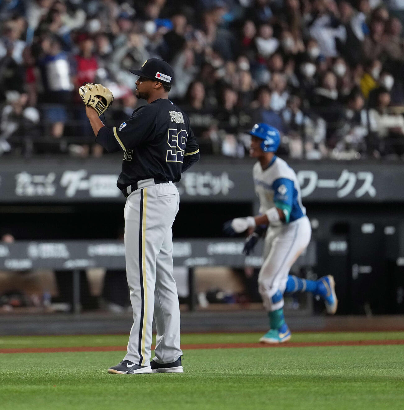 日本ハム対オリックス　7回裏日本ハム2死一、二塁、万波中生に3点本塁打を浴びるペルドモ（撮影・井上学）