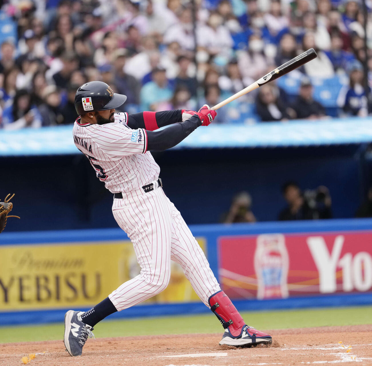 ヤクルト対中日　7回裏ヤクルト無死一塁、勝ち越しの2点本塁打を放つサンタナ（撮影・小島史椰）