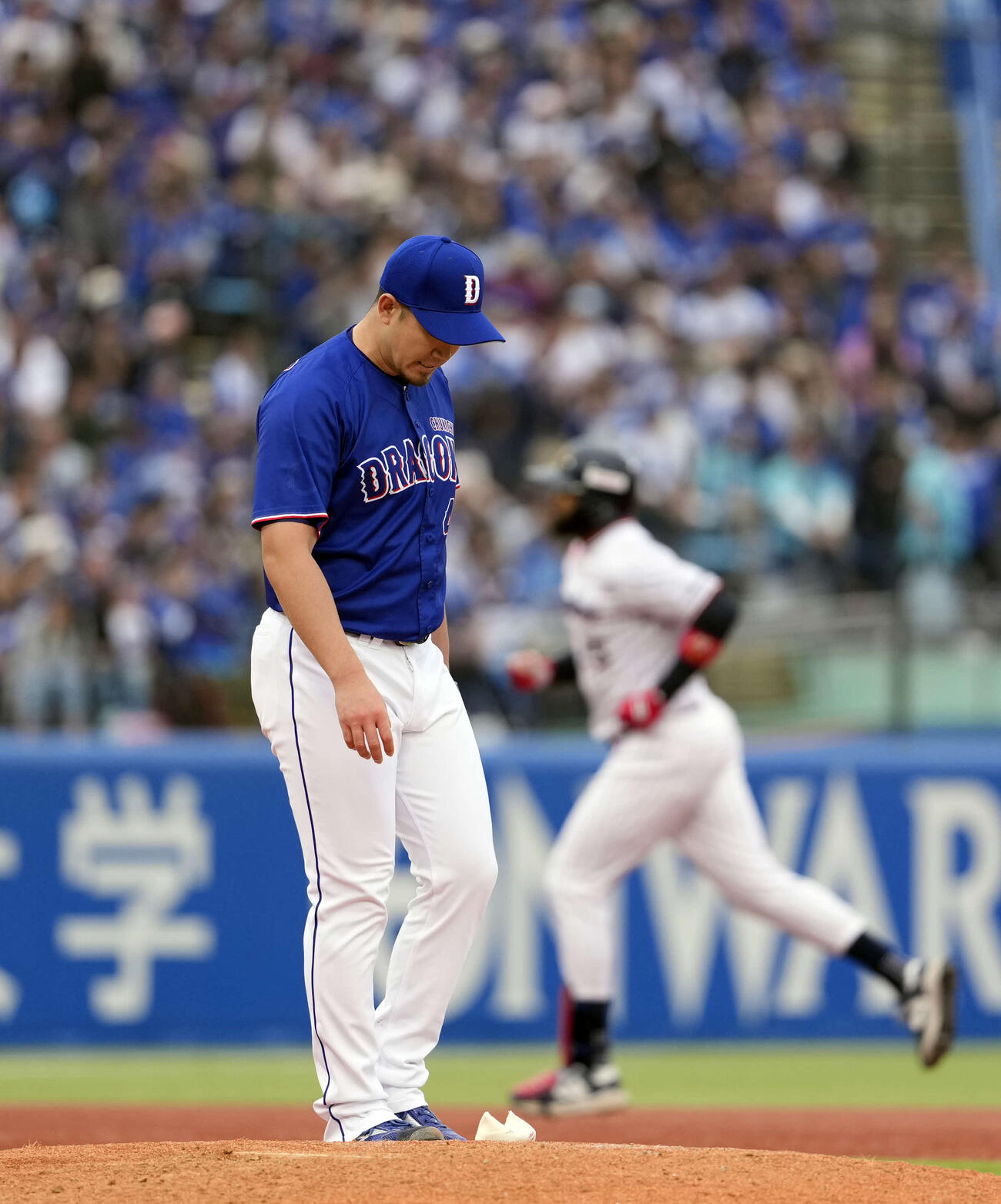 ヤクルト対中日　7回裏ヤクルト無死一塁、サンタナから勝ち越しの2点本塁打を浴びる勝野（撮影・小島史椰）
