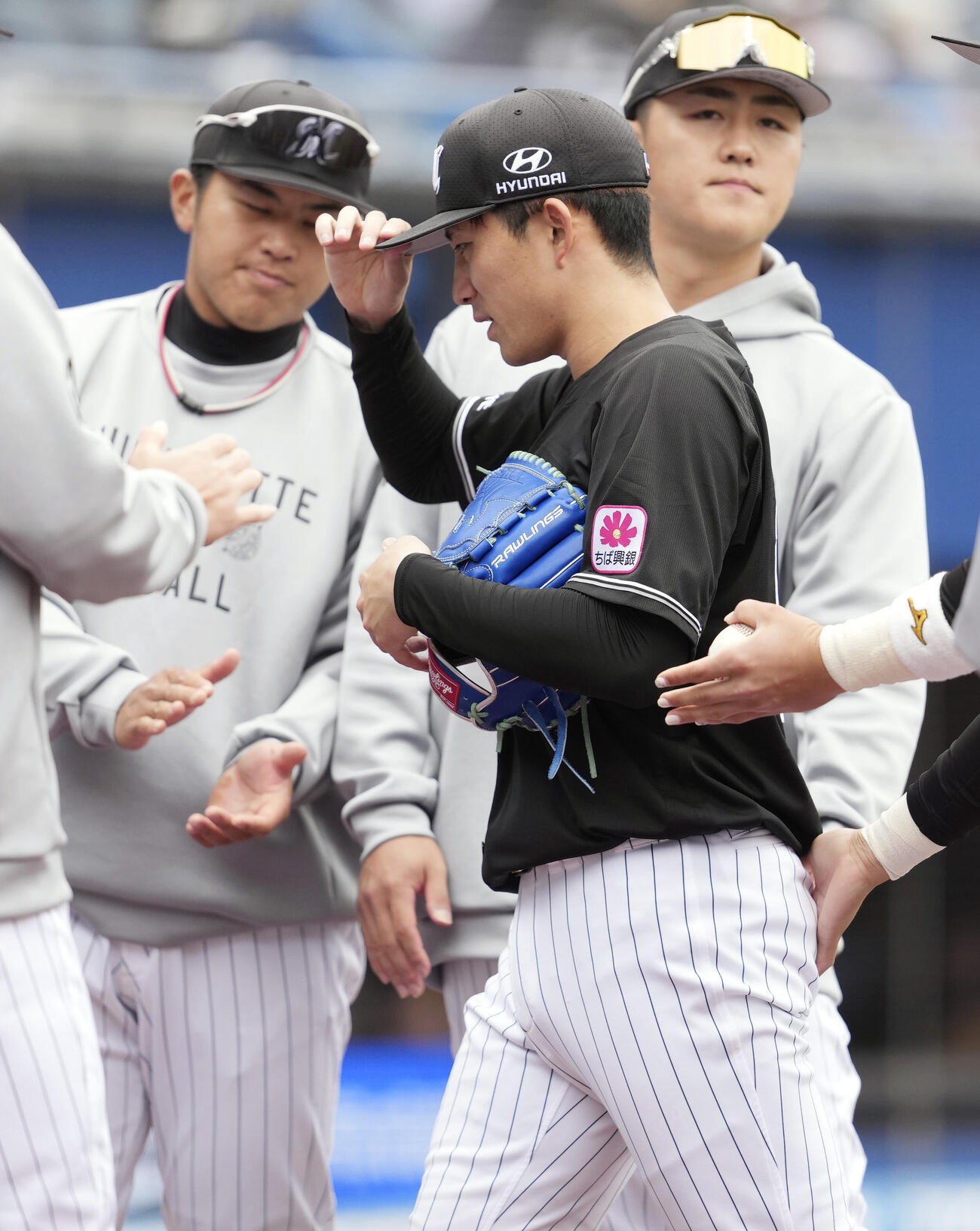 5回途中、勝ち越しを許し降板するロッテ小島（共同）
