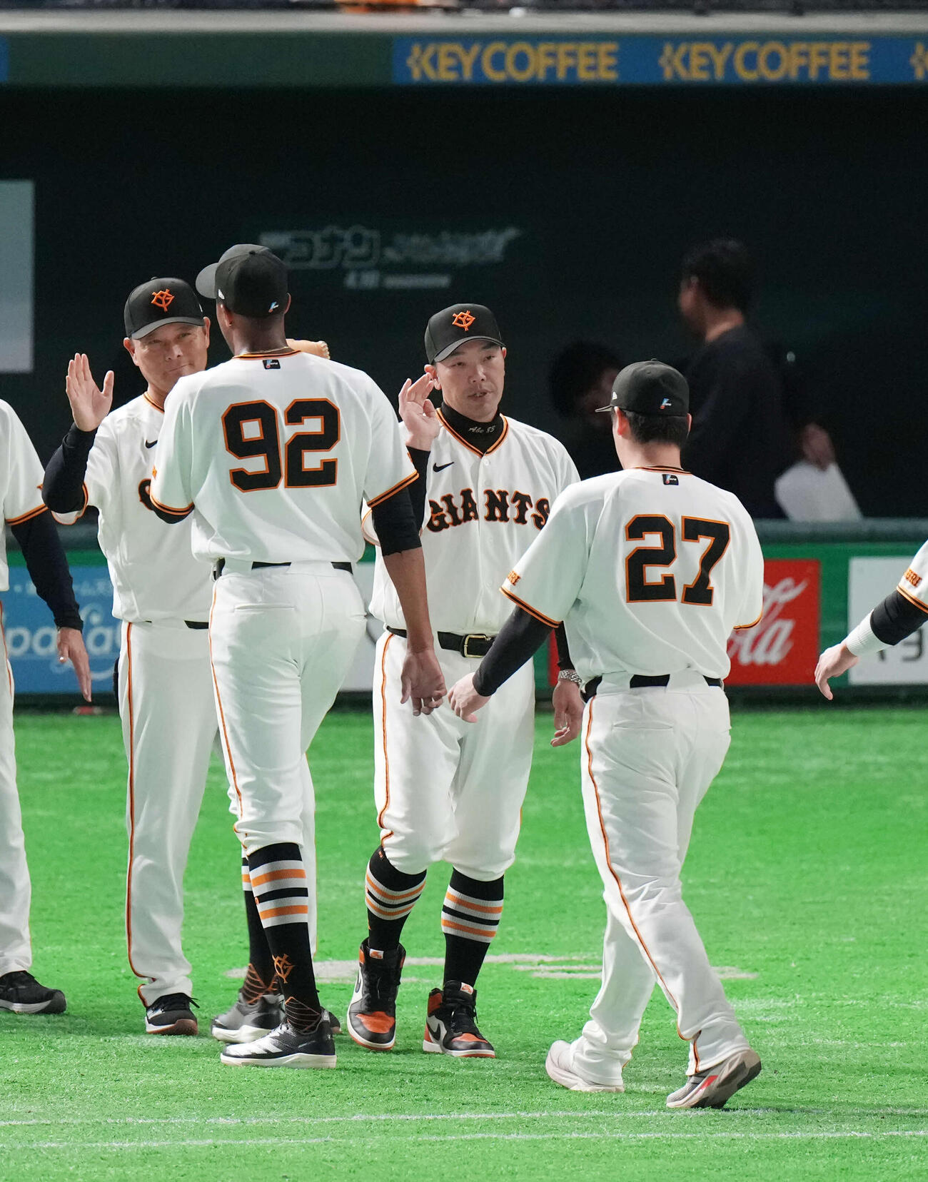 巨人対DeNA　勝利しナインとタッチを交わす巨人阿部監督（撮影・増田悦実）