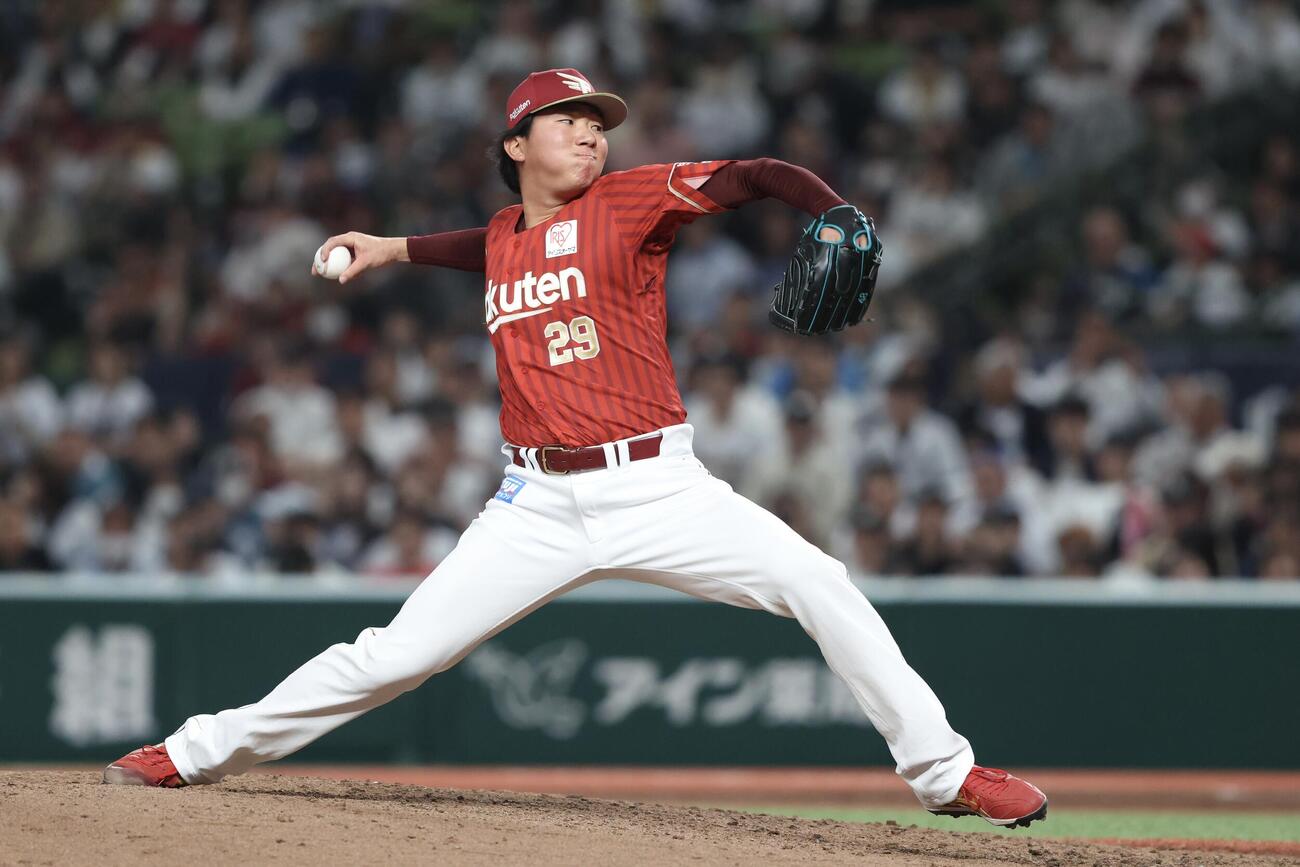 西武対楽天　延長10回裏、6番手で登板する田中千（撮影・河田真司）