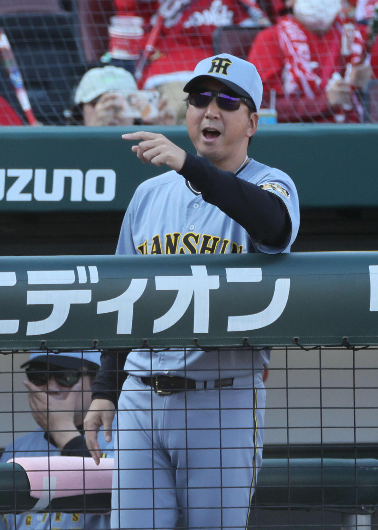 広島対阪神　8回表阪神1死一、三塁、近本の同点左犠飛を喜ぶ藤川監督（撮影・加藤孝規）