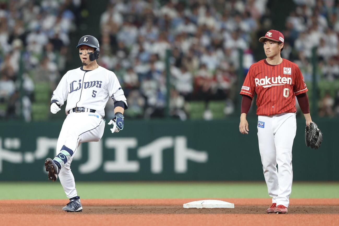 西武対楽天　2回裏西武1死、二塁打を放ち出塁する外崎（撮影・河田真司）